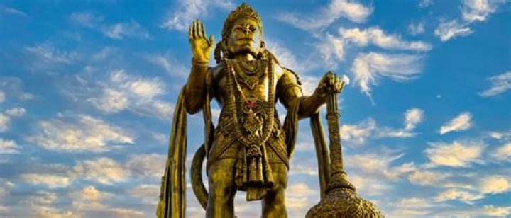 Can I read Hanuman Chalisa at night?