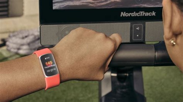 Can you track workouts on fitbit Alta HR?