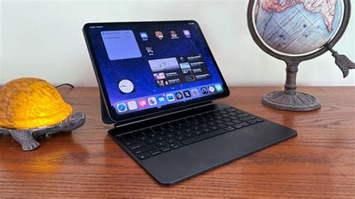 How do I control the volume on my iPad Pro keyboard?
