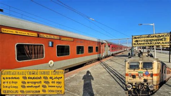 How do I get from Egmore to thiruvanmiyur by train?