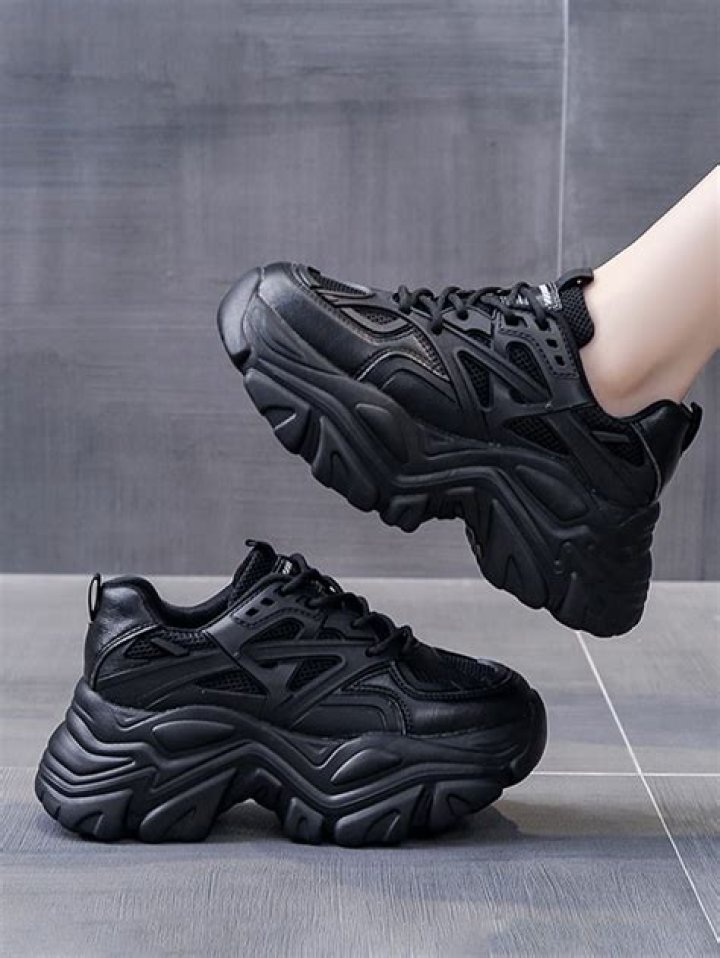 How do you wear black chunky sneakers?