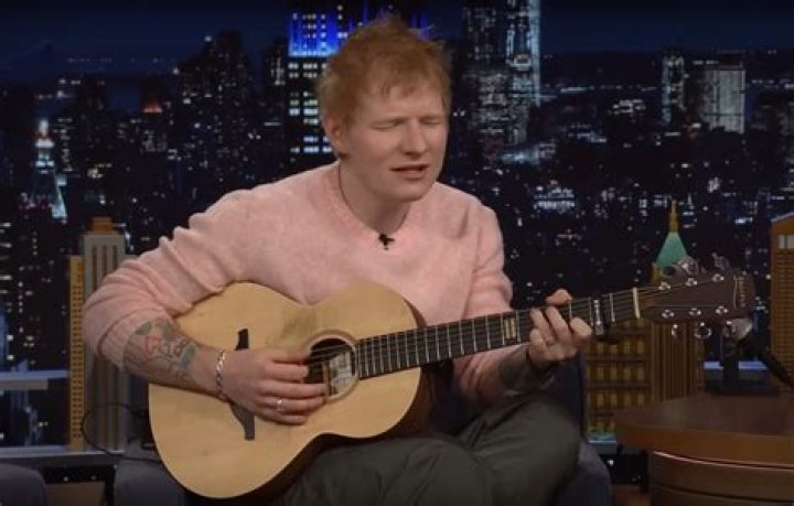 How does Ed Sheeran play without a band?