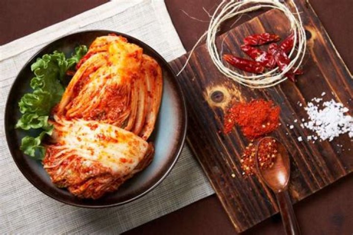 How does kimchi taste like?