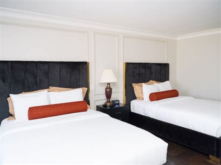 How many hotel rooms are in Miami?