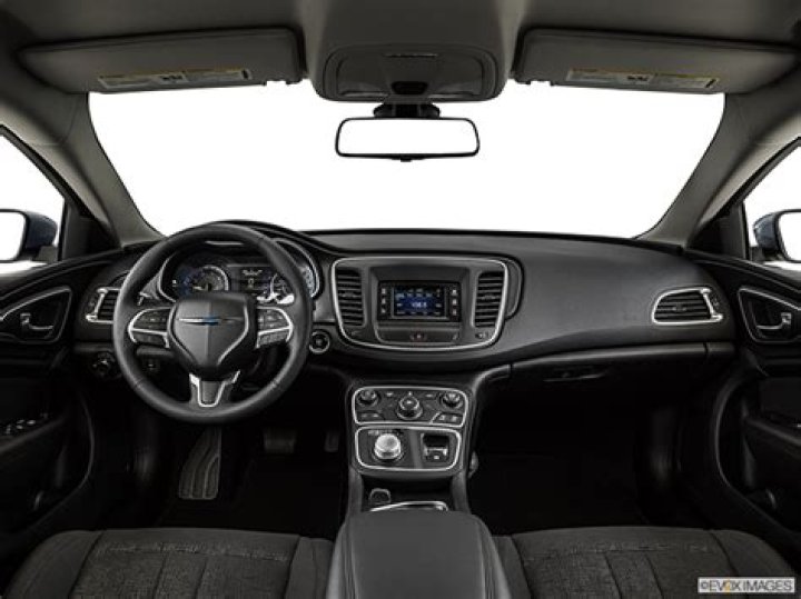 How many miles per gallon does a 2015 Chrysler 200 get?