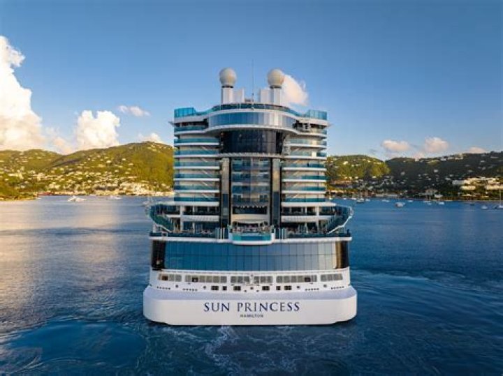 How many passengers does the Caribbean Princess Hold?