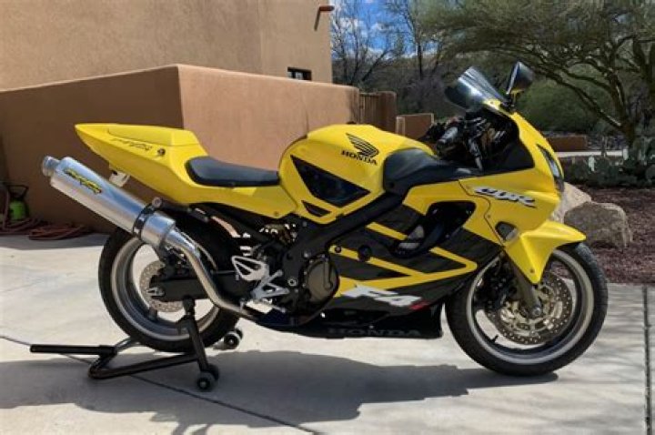 How much oil does a 2002 Honda CBR 600 f4i take?