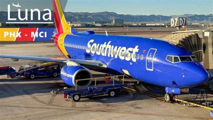 What airlines fly from Phoenix to Yuma?