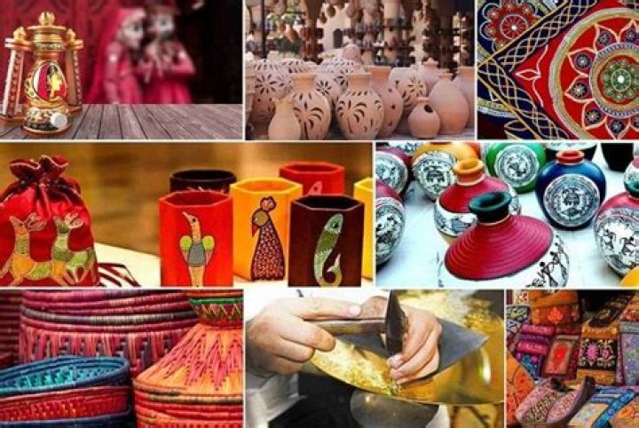 What factors caused the decline of Indian handicrafts during British rule?