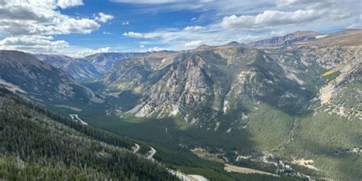 What mountain range is Beartooth Pass?