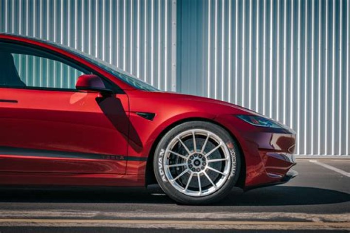 What size wheels come on a 2020 Tesla 3 performance model?