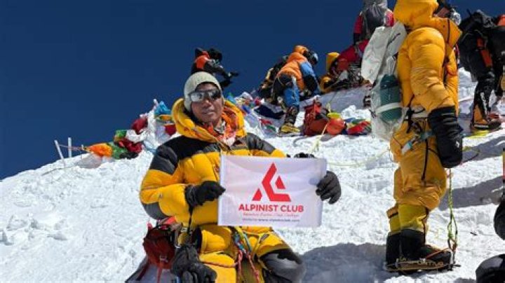 Who climb Mount Everest twice?