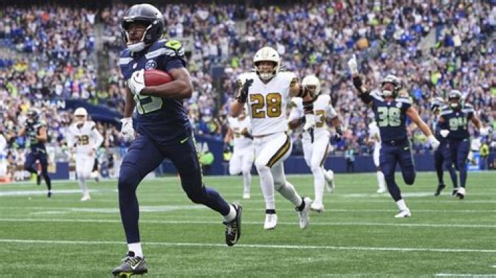 Who is favored to win Seahawks vs Rams?