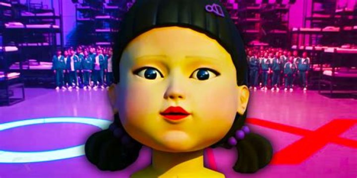 Who plays Valencia's girlfriend?