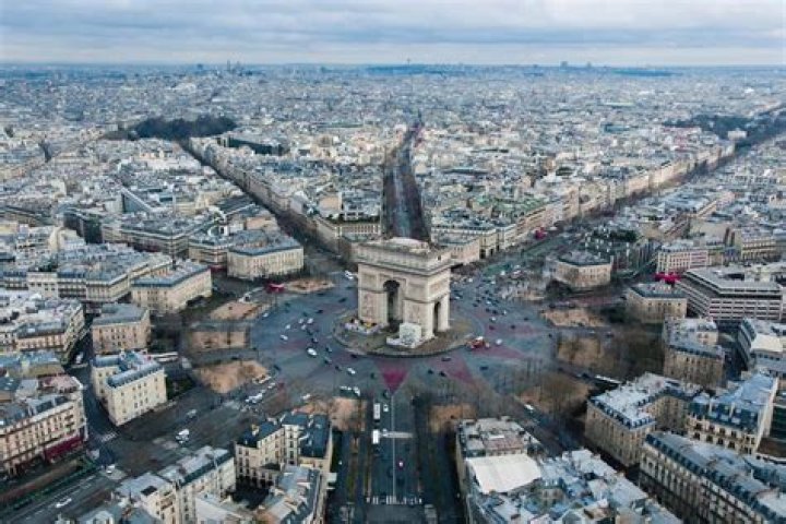 Why is Paris famous for its boulevards?